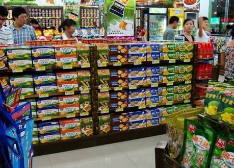 海南特產(chan) 店遊客選購忙